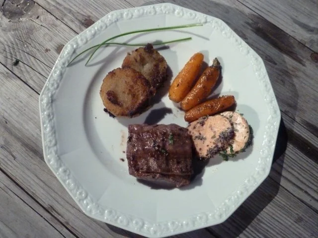 Rezept: Wildsteak mit Preiselbeerbutter, Potthucke und Zuckermöhren Wildsteak mit Preiselbeerbutter, Potthucke und Zuckermöhren - Rezept