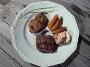 Wildsteak mit Preiselbeerbutter, Potthucke und Zuckermöhren - Rezept