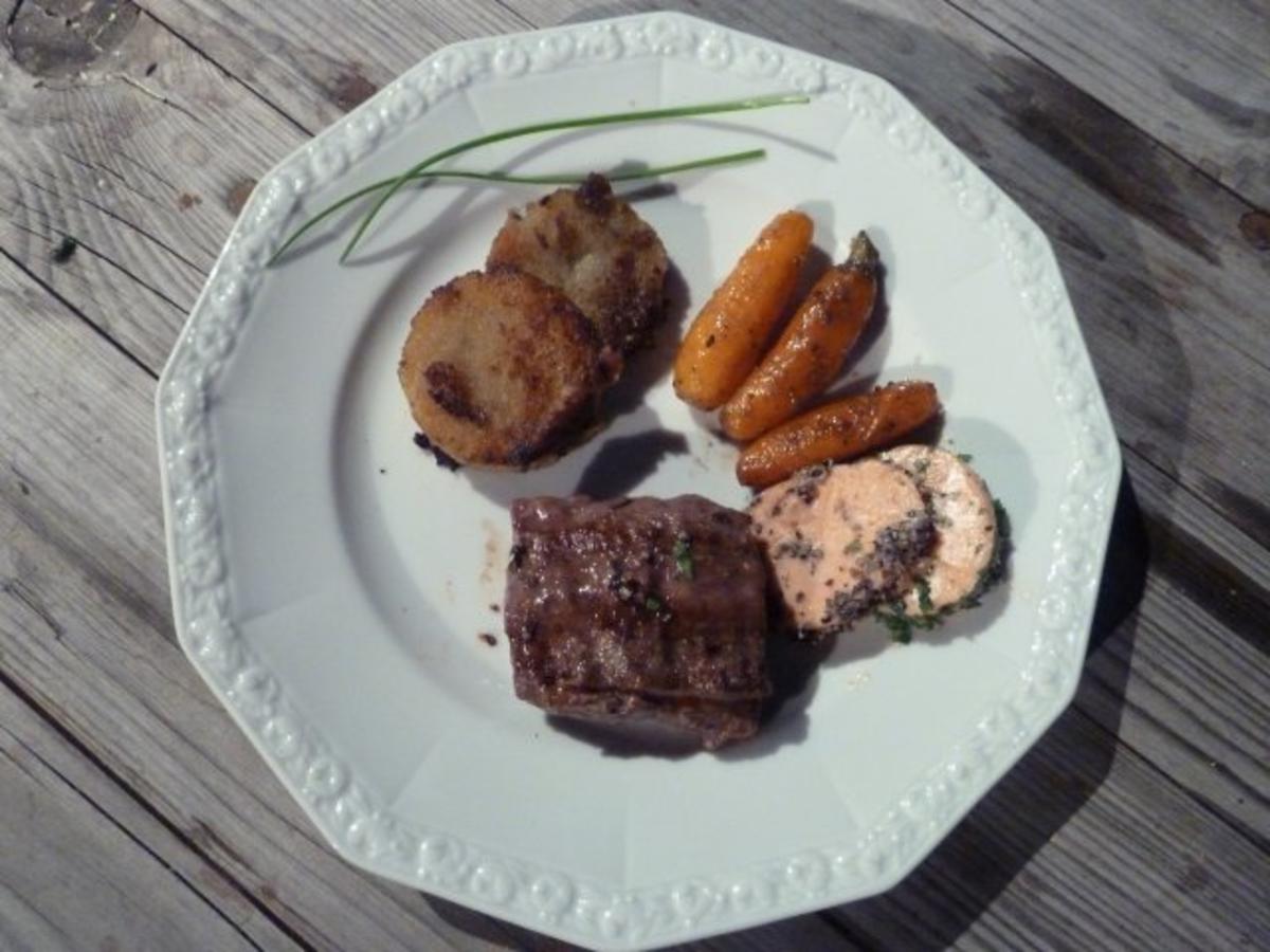 Wildsteak mit Preiselbeerbutter, Potthucke und Zuckermöhren - Rezept
Eingereicht von Das perfekte Dinner
