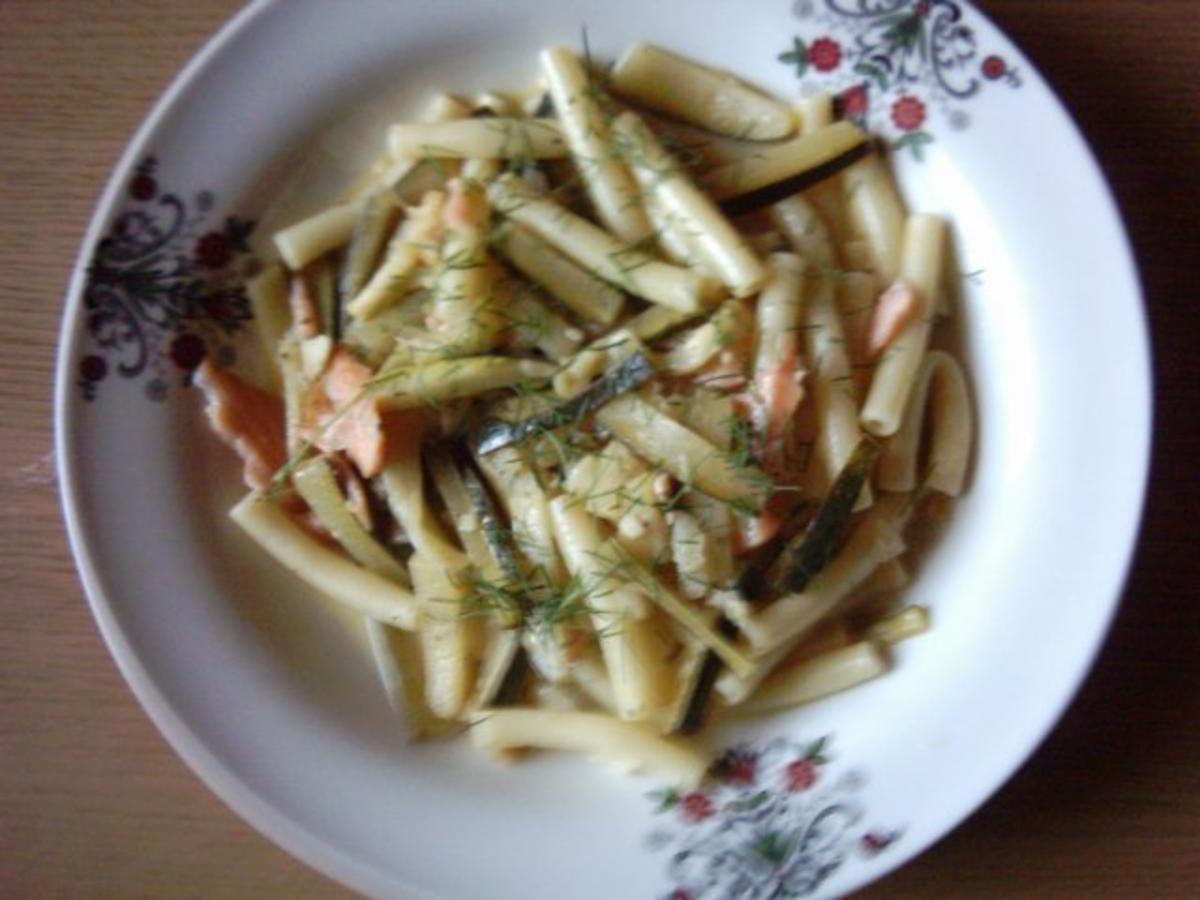 Pasta Maccaroni mit Lachs und Zucchini - Rezept