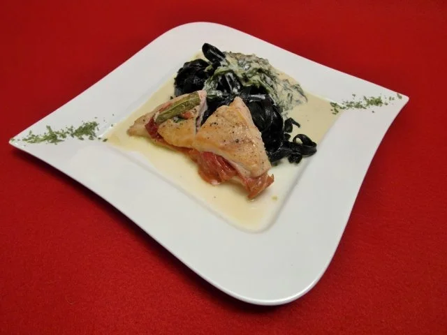 Saltimbocca vom Hähnchenfilet auf einem Spinat-Crème-Nudelbett - Rezept