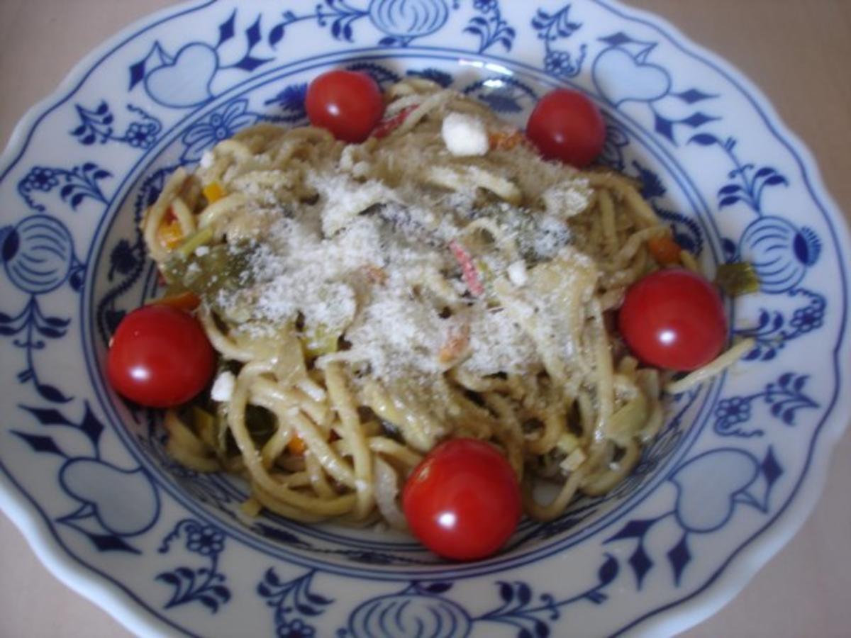 Chinesische Mie-Nudeln mit Pilz-Gemüsemischung