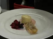 Rezept: Birnen-Nuss-Strudel an Dampfnudeln auf Vanillesoรe mit Beerenschaum Birnen-Nuss-Strudel an Dampfnudeln auf Vanillesoรe mit Beerenschaum - Rezept