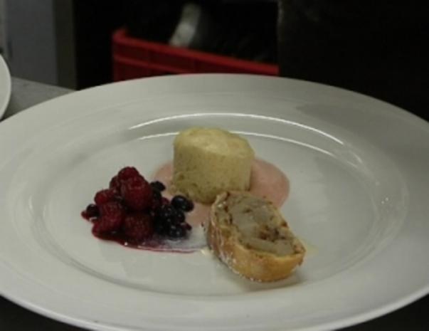 Birnen-Nuss-Strudel an Dampfnudeln auf Vanillesoße mit Beerenschaum ...