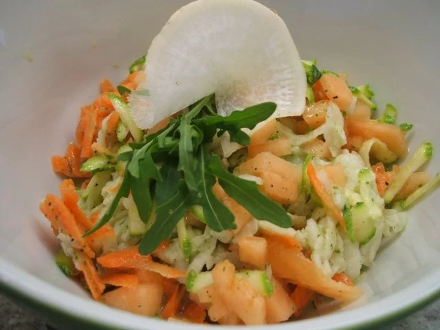 Salate: Frischer Rohkostsalat mit Buttermilchdressing - Rezept