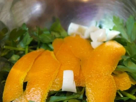 Rezept: Hähnchenbrust, Tomatensauce, Orangen-Gremolata Bild Nr. 4 Hähnchenbrust, Tomatensauce, Orangen-Gremolata - Rezept - Bild Nr. 4