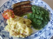 Nürnberger Rostbratwürste mit Rahm Spinat und Zucchini-Kartoffelstampf - Rezept