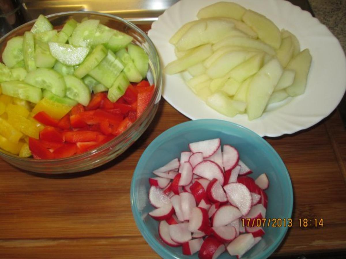 Salat mit Honigmelone und Kräuterweisskäse und Joghurt-Kräuterdressing - Rezept - Bild Nr. 3