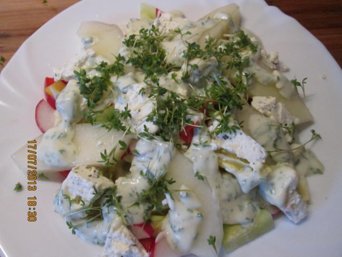 Salat mit Honigmelone und Kräuterweisskäse und Joghurt-Kräuterdressing - Rezept