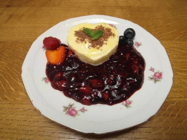 Eierlikörmousse mit Waldbeeren - Rezept