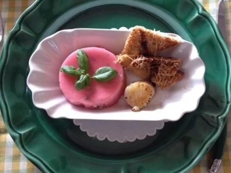 Rezept: Tomatenmoussè mit Pecorinocroutons mit einer Jacobsmuschel Tomatenmoussè mit Pecorinocroutons mit einer Jacobsmuschel - Rezept