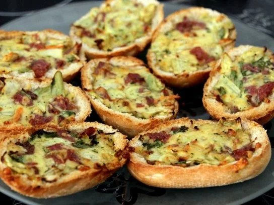 Brötchenhälften mit Salat-Salami-Käse-Füllung - Rezept