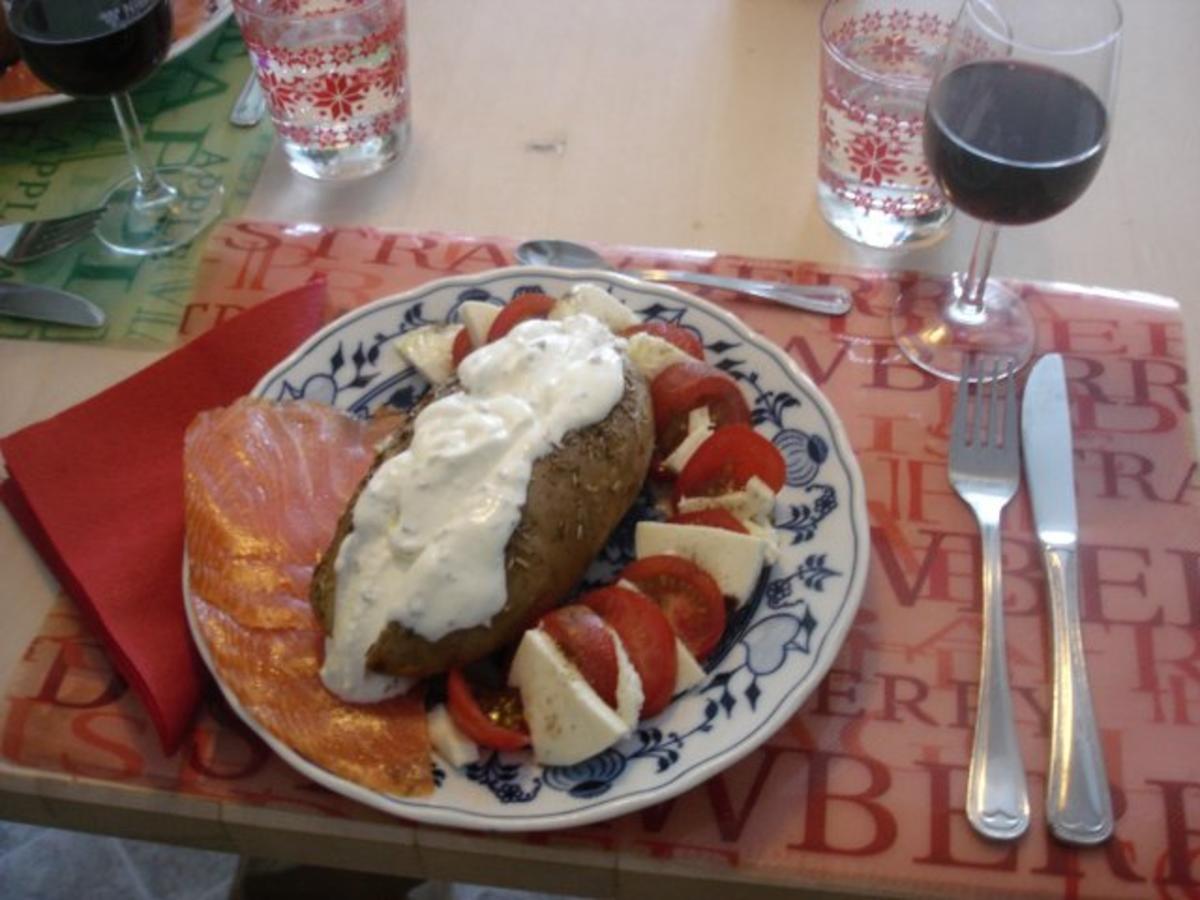 Backkartoffel mit Sour Cream, Räucherlachs und Tomaten mit Mozzarella -
Rezept Gesendet von MausVoh