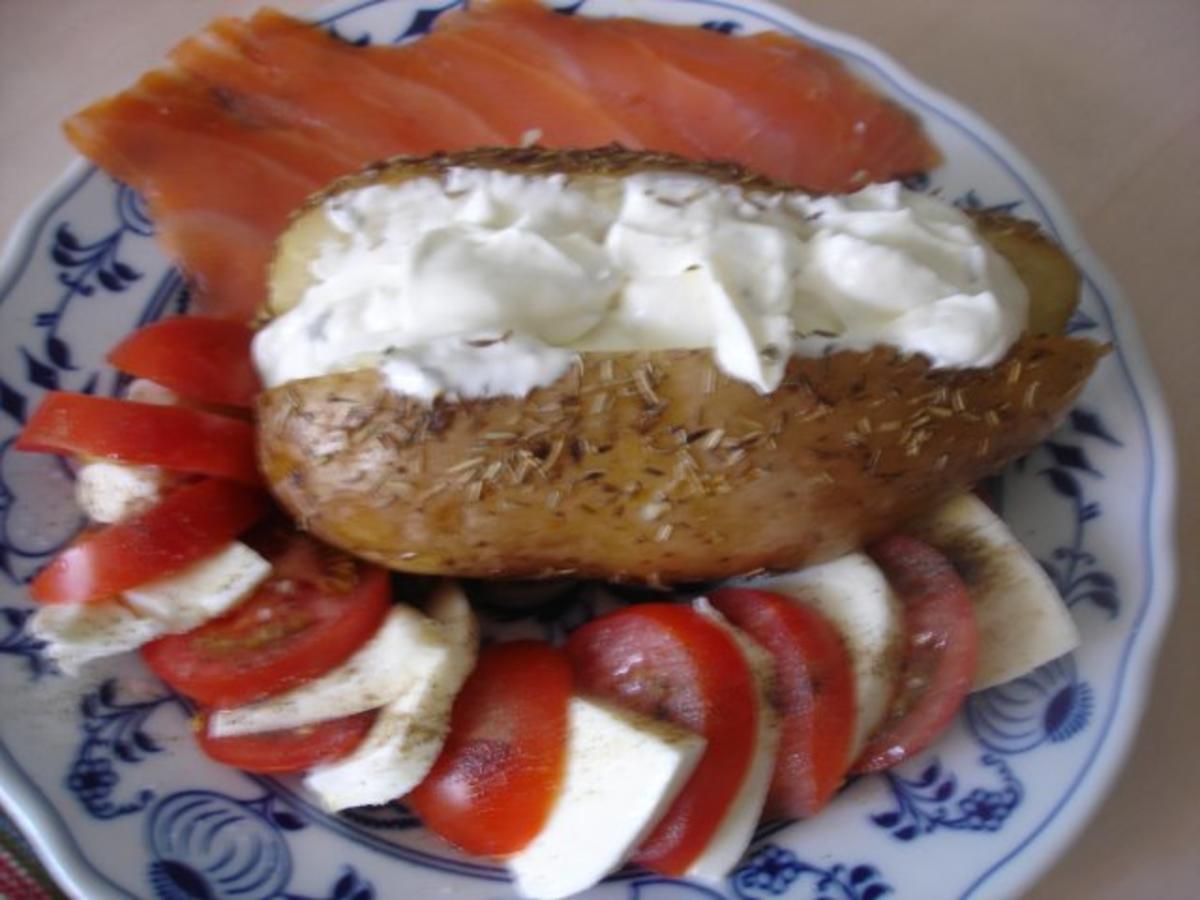 Backkartoffel mit Sour Cream, Räucherlachs und Tomaten mit Mozzarella ...