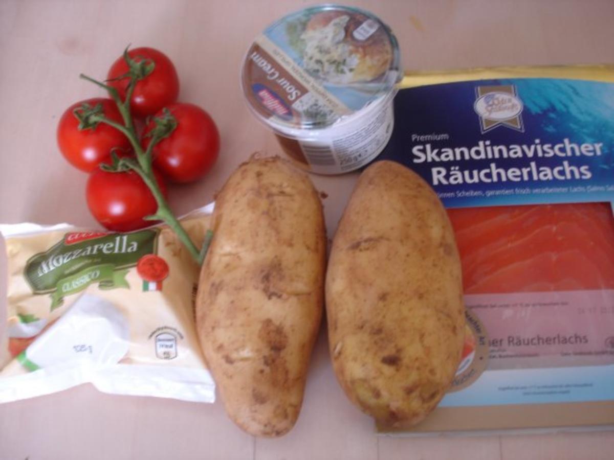 Backkartoffel mit Sour Cream, Räucherlachs und Tomaten mit Mozzarella - Rezept - Bild Nr. 2