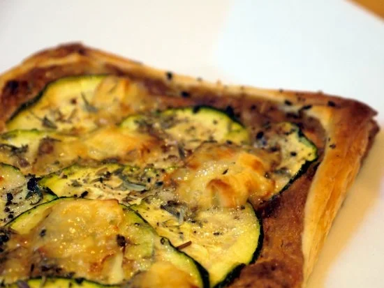 Blätterteigtarte mit Tomatencreme und Zucchini - Rezept
