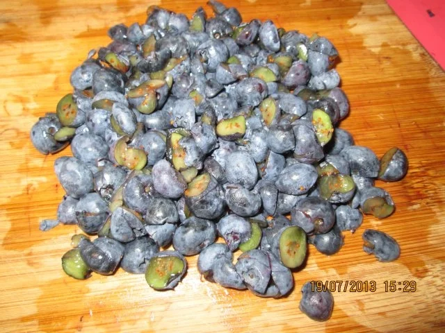 Eierlikörparfait mit Heidelbeeren und Himbeerpüree - Rezept - Bild Nr. 3