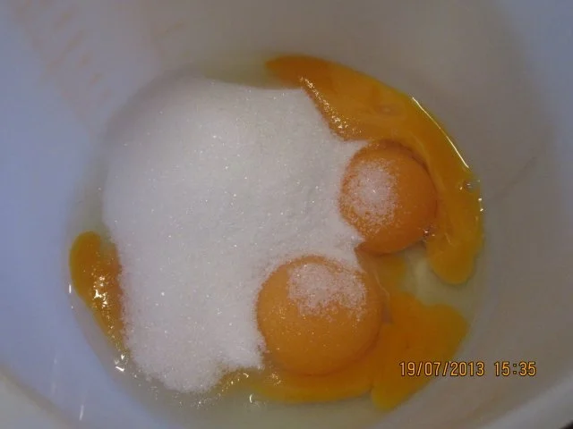 Eierlikörparfait mit Heidelbeeren und Himbeerpüree - Rezept - Bild Nr. 4