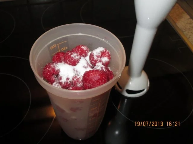 Eierlikörparfait mit Heidelbeeren und Himbeerpüree - Rezept - Bild Nr. 11