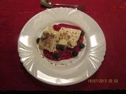 Eierlikörparfait mit Heidelbeeren und Himbeerpüree - Rezept