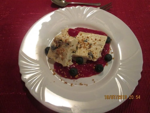 Eierlikörparfait mit Heidelbeeren und Himbeerpüree - Rezept - Bild Nr. 12