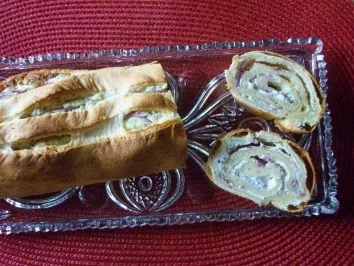 Rezept: Gerolltes Zwiebelbrot mit Frischkäse Gerolltes Zwiebelbrot mit Frischkäse - Rezept