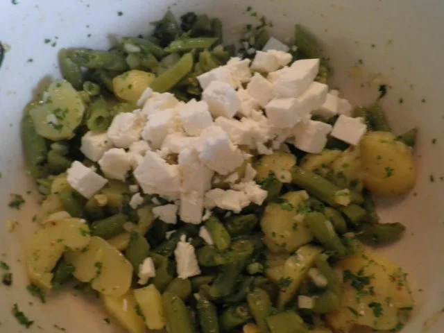 Bohnen - Kartoffel - Salat mit Schafskäse - Rezept - Bild Nr. 7