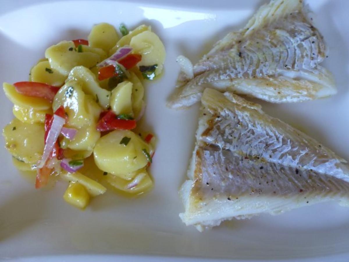 Ein sommerlicher Kartoffelsalat mit gewoktem Fisch - Rezept
