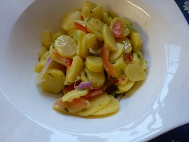 Ein sommerlicher Kartoffelsalat mit gewoktem Fisch - Rezept - Bild Nr. 2