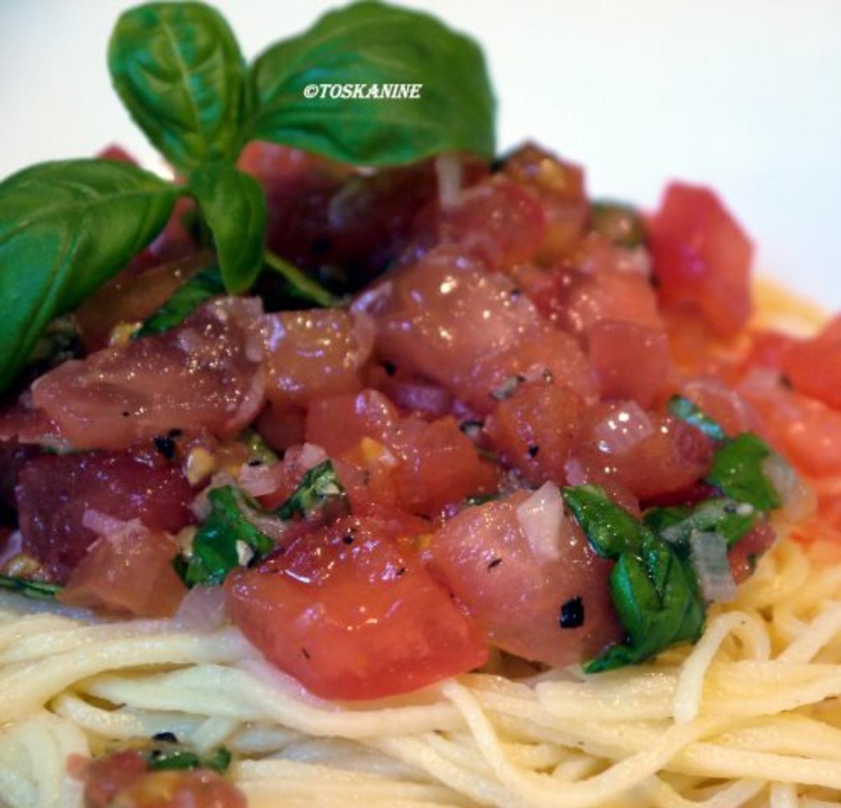 Spaghetti mit lauwarmer Tomaten-Vinaigrette - Rezept