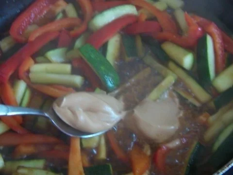 Rezept: Gemüse mit Erdnuss Soße und knackigen Nüssen Bild Nr. 5 Gemüse mit Erdnuss Soße und knackigen Nüssen - Rezept - Bild Nr. 5