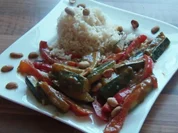 Gemüse mit Erdnuss Soße und knackigen Nüssen - Rezept