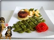 Stangenbohnen mit deftiger Frikadelle auf Ananasscheibe und Kümmelkartoffeln dazu. - Rezept