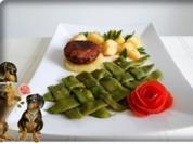 Stangenbohnen mit deftiger Frikadelle auf Ananasscheibe und Kümmelkartoffeln dazu. - Rezept