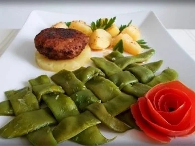 Stangenbohnen mit deftiger Frikadelle auf Ananasscheibe und Kümmelkartoffeln dazu. - Rezept - Bild Nr. 2