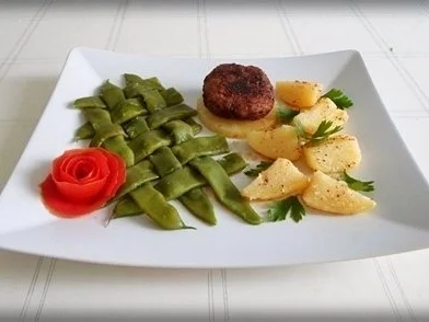 Stangenbohnen mit deftiger Frikadelle auf Ananasscheibe und Kümmelkartoffeln dazu. - Rezept - Bild Nr. 18