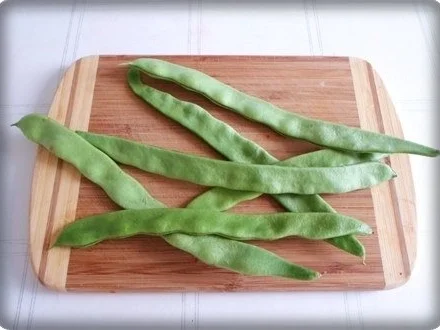 Stangenbohnen mit deftiger Frikadelle auf Ananasscheibe und Kümmelkartoffeln dazu. - Rezept - Bild Nr. 4