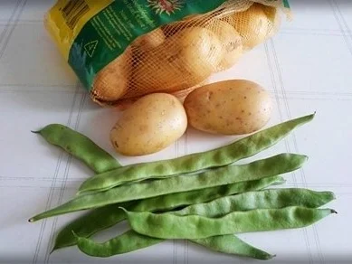 Stangenbohnen mit deftiger Frikadelle auf Ananasscheibe und Kümmelkartoffeln dazu. - Rezept - Bild Nr. 5