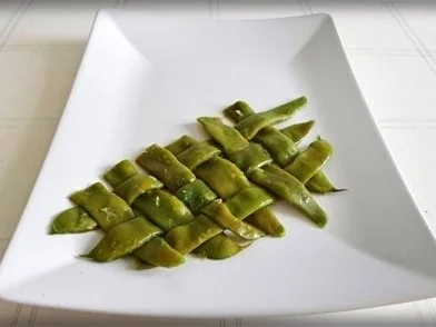 Stangenbohnen mit deftiger Frikadelle auf Ananasscheibe und Kümmelkartoffeln dazu. - Rezept - Bild Nr. 10