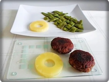 Stangenbohnen mit deftiger Frikadelle auf Ananasscheibe und Kümmelkartoffeln dazu. - Rezept - Bild Nr. 11