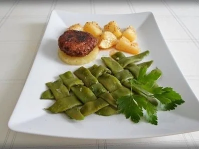 Stangenbohnen mit deftiger Frikadelle auf Ananasscheibe und Kümmelkartoffeln dazu. - Rezept - Bild Nr. 14