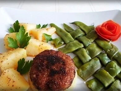 Stangenbohnen mit deftiger Frikadelle auf Ananasscheibe und Kümmelkartoffeln dazu. - Rezept - Bild Nr. 15