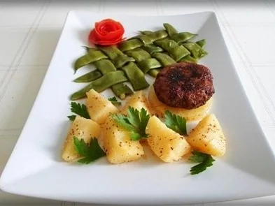 Stangenbohnen mit deftiger Frikadelle auf Ananasscheibe und Kümmelkartoffeln dazu. - Rezept - Bild Nr. 17