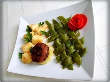 Stangenbohnen mit deftiger Frikadelle auf Ananasscheibe und Kümmelkartoffeln dazu. - Rezept - Bild Nr. 19