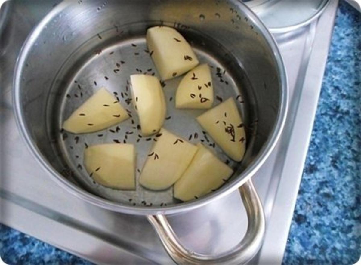 Stangenbohnen mit deftiger Frikadelle auf Ananasscheibe und Kümmelkartoffeln dazu. - Rezept - Bild Nr. 6