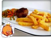 Selbstgemachte Pommes mit Gemüse und Mett-Frikadelle. - Rezept