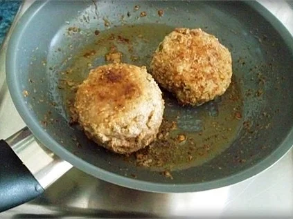 Selbstgemachte Pommes mit Gemüse und Mett-Frikadelle. - Rezept - Bild Nr. 5