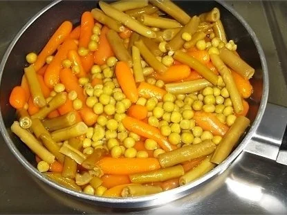 Selbstgemachte Pommes mit Gemüse und Mett-Frikadelle. - Rezept - Bild Nr. 3