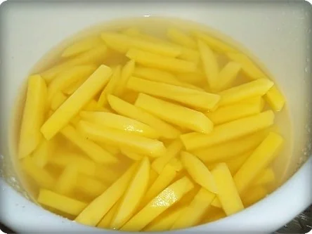 Selbstgemachte Pommes mit Gemüse und Mett-Frikadelle. - Rezept - Bild Nr. 9