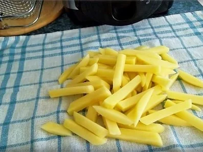 Selbstgemachte Pommes mit Gemüse und Mett-Frikadelle. - Rezept - Bild Nr. 10